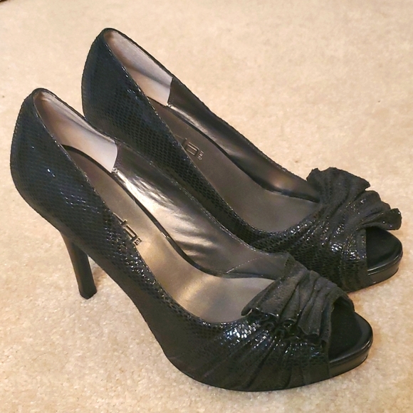 MODA Spana gorgeous black textured heels shoes that are like NEW size 8